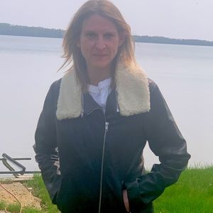 Stunning chocolate leather coat by Soia & kyo.size large. Worn twice. Faux fur